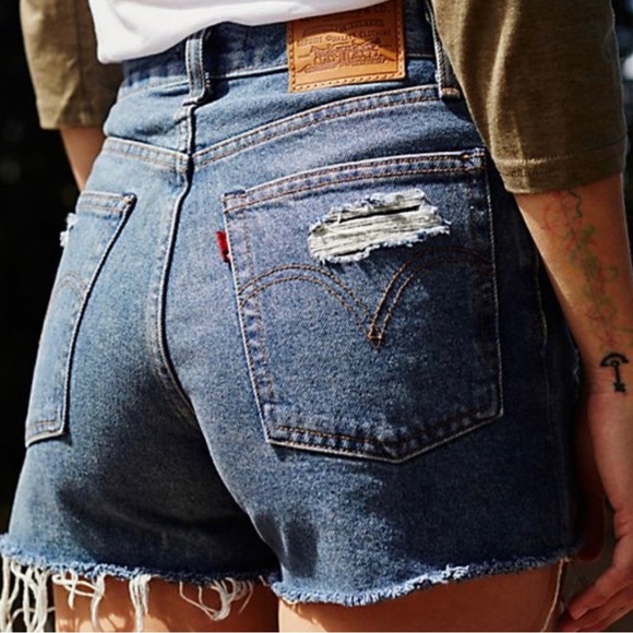 Levi’s Wedgie Distressed High Rise Jean Shorts 25 - Picture 1 of 4